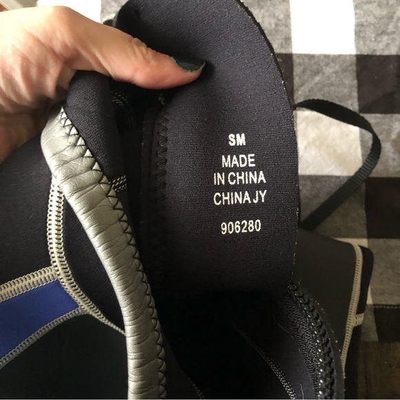 Kids wetsuit size small - Picture 6 of 6